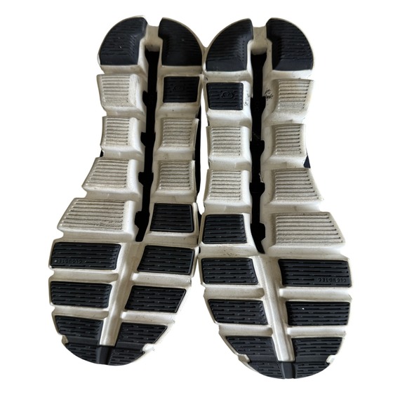 On Running Cloud 5 Sneakers Black White Women's 8 Swiss Engineering - Picture 8 of 9